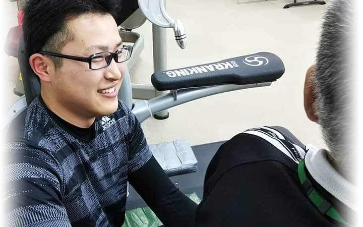 写真:トレーナーと男性