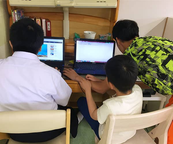 写真:パソコン学習の様子