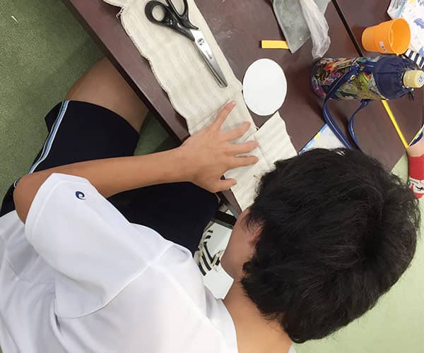 写真:布の断裁に取り組む学生さん