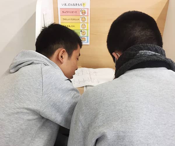 写真:問題に取り組む子どもたち