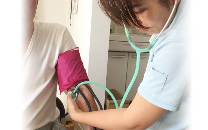 写真:看護師の処置の様子