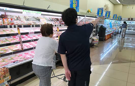 写真：スーパーで買物をするご利用者