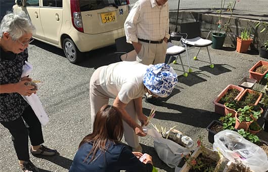 写真：屋外での買い物の様子