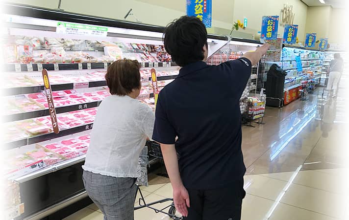 写真：スーパーで買物をするご利用者