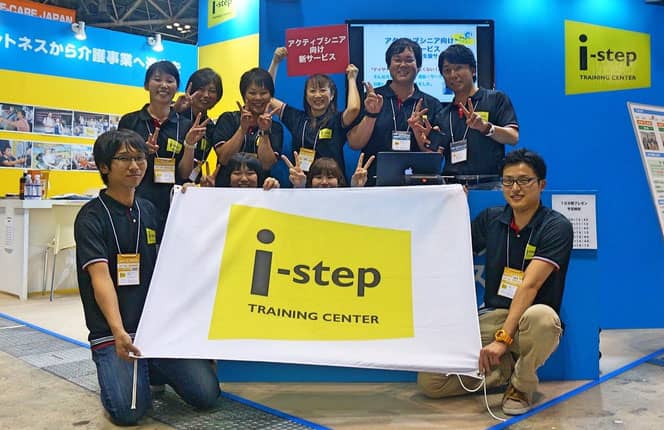 写真：i-step株式会社のスタッフ一同