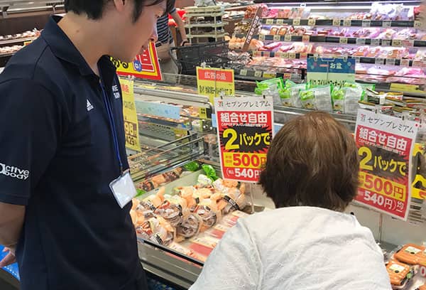 写真：スーパーで買物をするご婦人